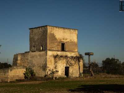La struttura di due piani, ormai totalmente abbandonata, conserva ancora il suo solitario fascino. L�ingresso � sormontato da una vite rampicante, tradizionale simbolo di buon auspicio...
